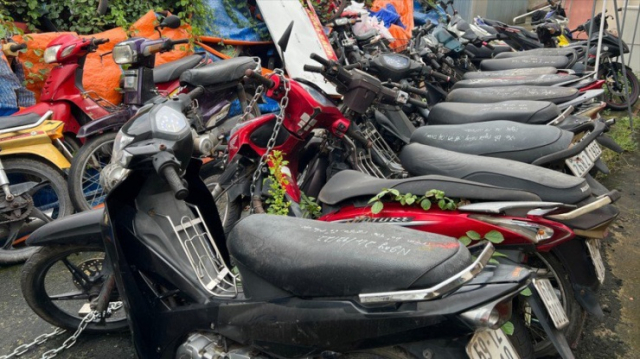 Xe vi pham giao thong bi tam giu va hu hong ai la nguoi chiu trach nhiem