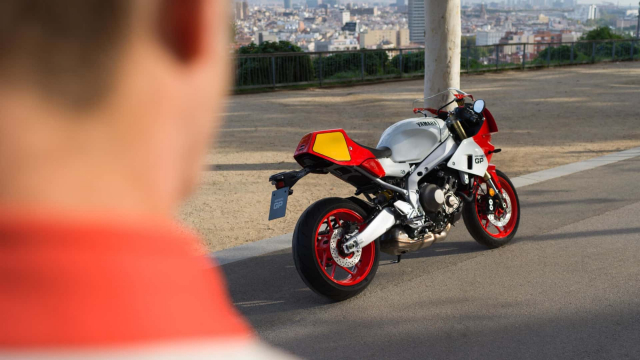 Yamaha XSR900 GP 2024 ngay lap tuc thap lua trong long nguoi ham mo xe dua MotoGP - 16