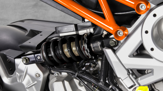 Chi tiet Italjet Dragster 300 Malossi vua moi ra mat so huu doc co DOHC 4 van - 7