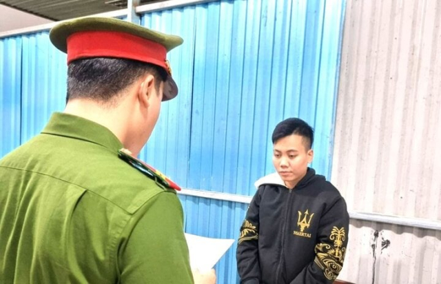 Co gai 19 tuoi cam dau nhom dua xe may trong dem - 3
