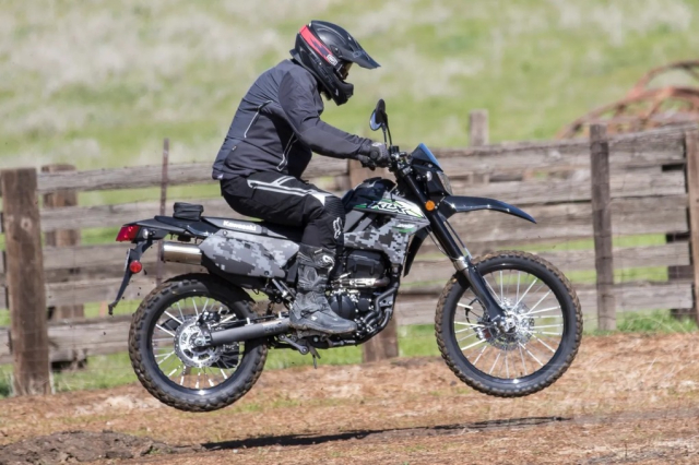 Do xe bang tien xac xe thi Kawasaki KLX 250 co nhung gi - 3