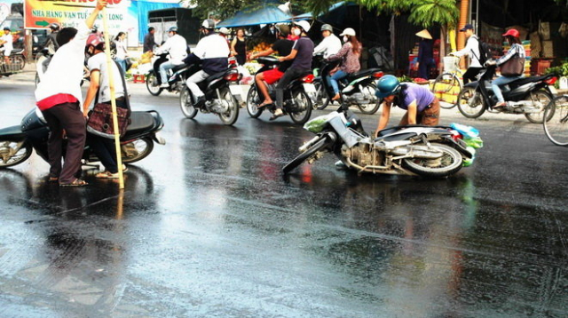Hang chuc nguoi dan te nga tren duong do mat duong co nhot