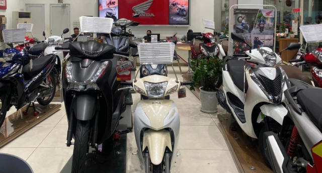 Loat xe may Honda giam gia sap san cau khach mua Giang Sinh - 3