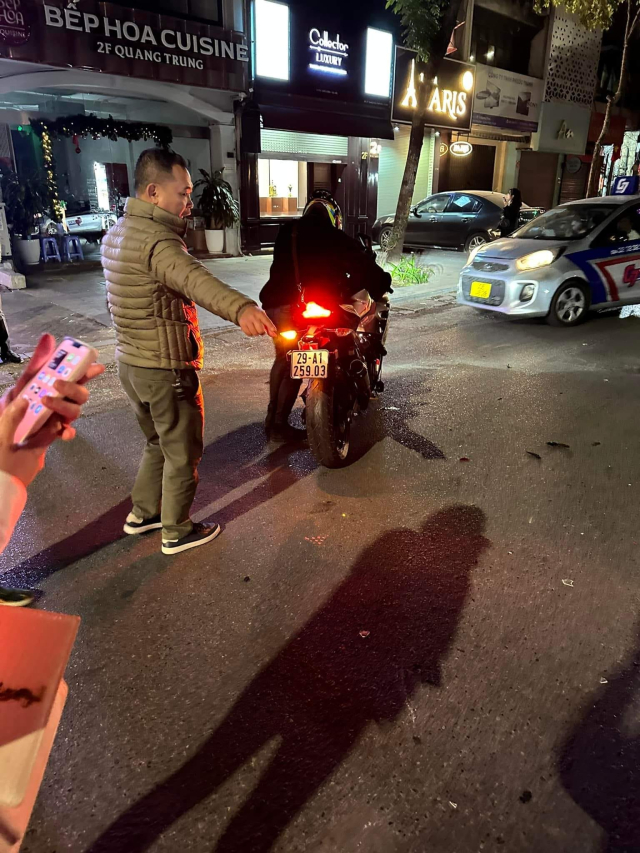 Xe mo to PKL tong vao duoi xe hoi roi bo chay - 3