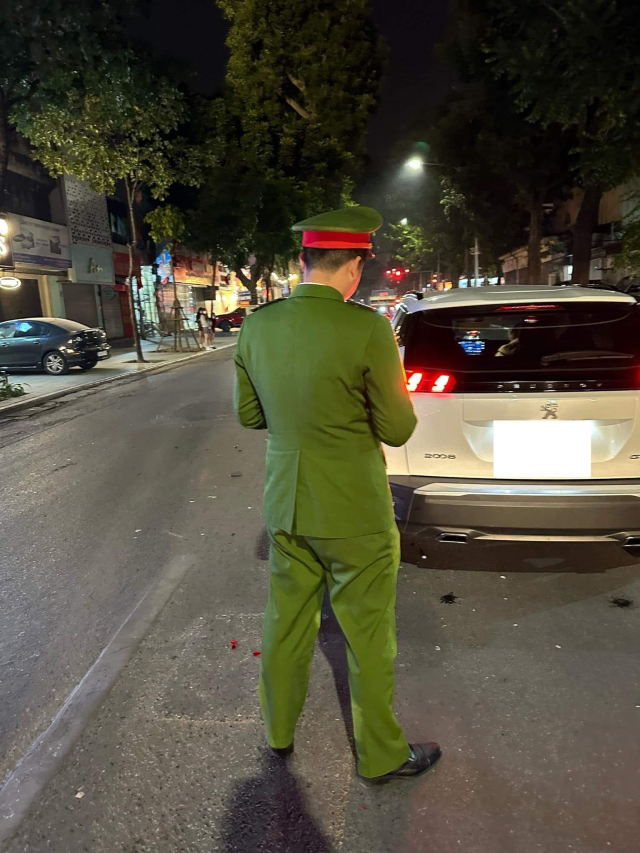 Xe mo to PKL tong vao duoi xe hoi roi bo chay - 5