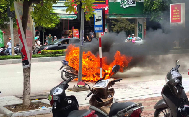 Qua bom no cham mang ten dien thoai neu ban de no duoi cop xe - 5