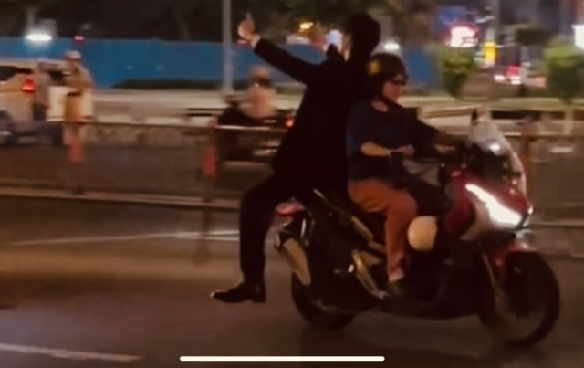 TPHCM Phat 2 thanh nien chay xe may dien xiec quay clip lam idol - 3