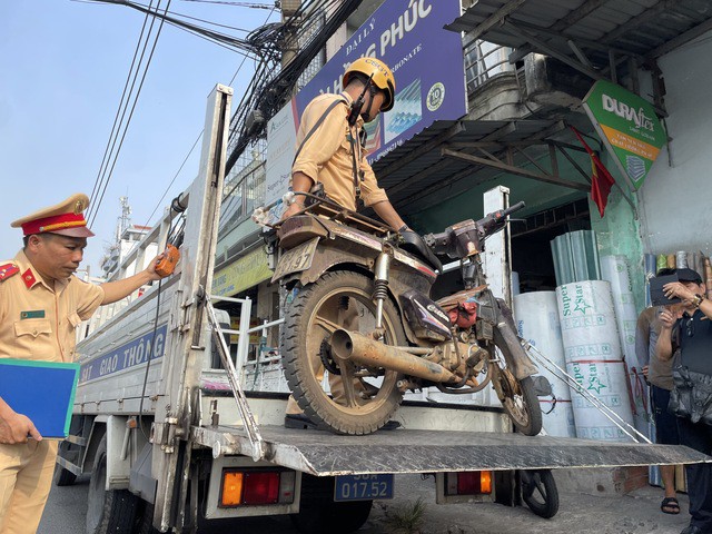Choang voi xe mu o TP HCM mat an toan khi di chuyen tren pho - 5