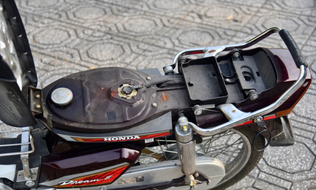 Honda Dream II den nay van con rat thong dung - 15