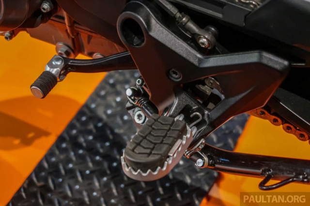 KTM 890 SMT 2024 hien da co mat tai Chau A gia tu 500 trieu dong - 17