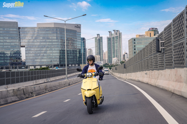 Lambretta X200 lam le gat gio Vespa Sprint bang dan chan xin hon toan dien - 36