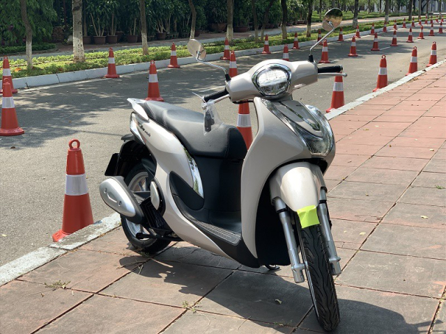 Mua xe ga tam gia 60 trieu cac Nang nen chon Honda SH Mode hay Piaggio Liberty - 3