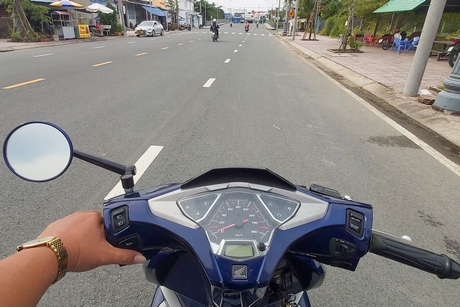 Xe may thieu kinh hau ben phai co bi phat khong - 3