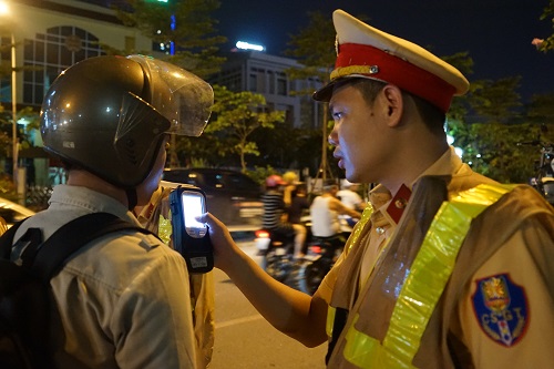 TP Ho Chi Minh Kiem tra nong do con ca trong hem nho - 6