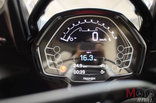 Triumph Daytona 660 VS Honda CBR650 tren ban can thong so - 11