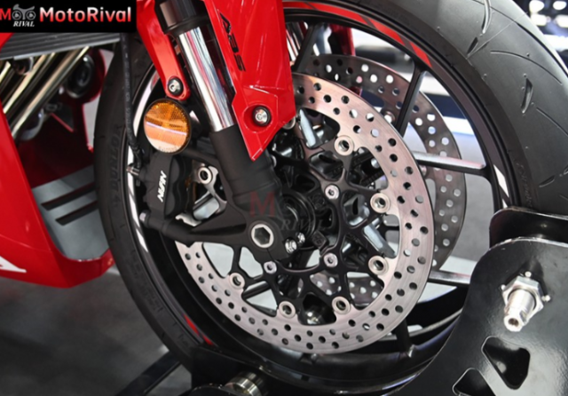 Triumph Daytona 660 VS Honda CBR650 tren ban can thong so - 8