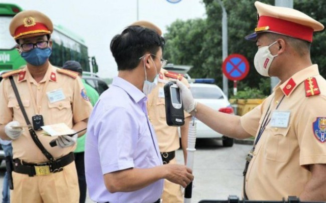 Uong bia KHONG CON lai xe may van se bi phat - 4