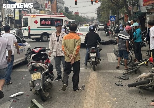 Taxi Dien dam lien hoan nhieu xe may 5 nguoi nhap vien - 3