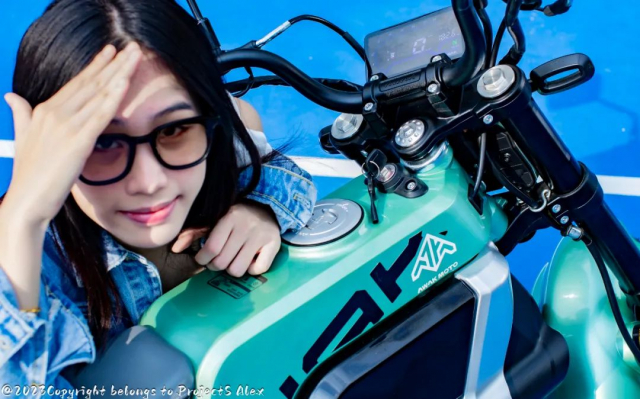 Awak AK11 2024 so huu ngoai hinh nhu mot khau sung xung tam voi ten goi - 17