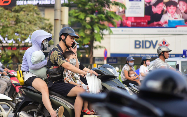 Chay xe may mot tay co vi pham luat giao thong - 3