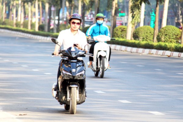 Chay xe may mot tay co vi pham luat giao thong - 5