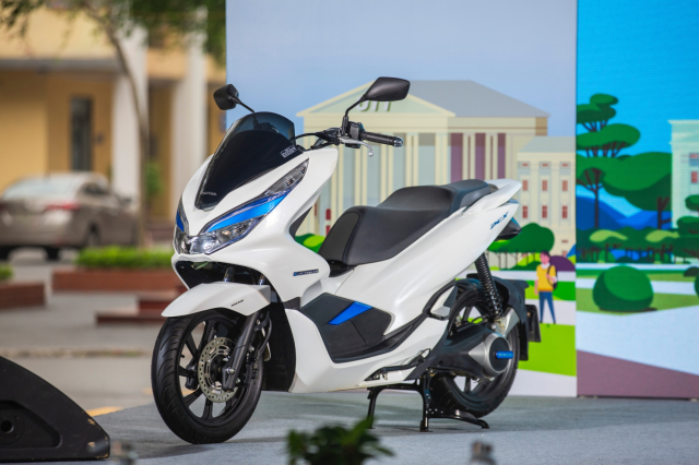 Honda ban giao 70 xe PCX dien cho truong Dai hoc Cong nghe Giao thong Van tai - 7