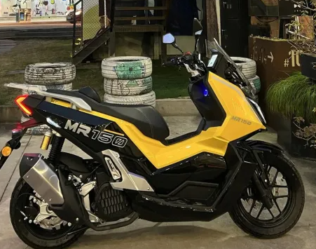 MBY MR150 mot ban sao khac cua Honda ADV160 nhung an dut ve cong nghe va gia ban - 3