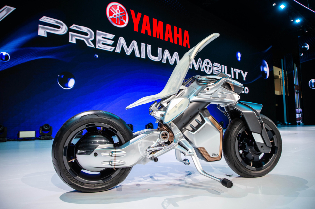 Lo dien Yamaha MOTOROiD2 nguyen mau xe thong minh tien tien nhat tai Bangkok Motor Show 2024 - 3