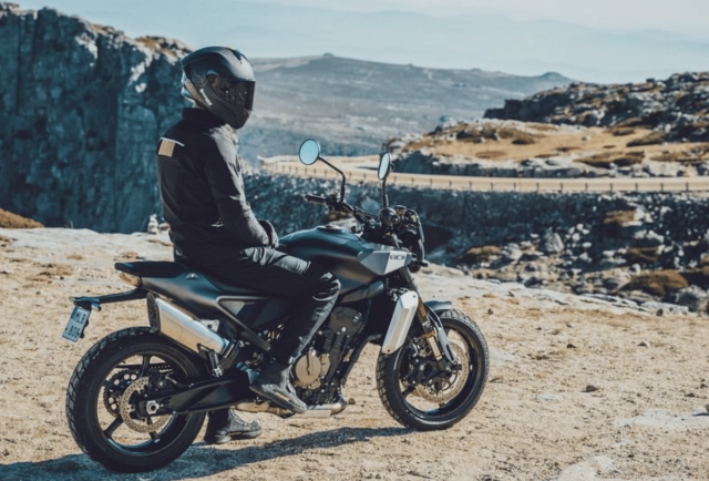 Lo tin Husqvarna 801 RetroSport dua tren KTM RC 8C dang duoc phat trien - 3