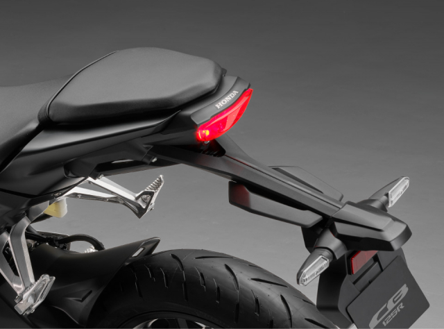 CB125R 2024 so huu man hinh tu thay doi mau sac dua vao ngay dem - 4