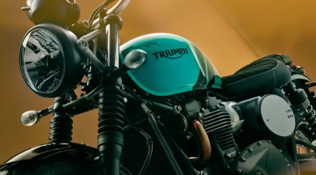 Gia dinh Triumph 2025 tao bao voi mau sac moi - 3