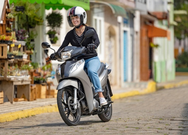 Honda Biz 125 mau xe so doc la den tu Brazil - 5