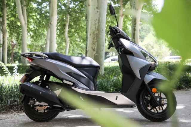 VRS150 2025 so huu dan chan ngang tam Honda SH nhung gia chua toi 50 trieu - 16