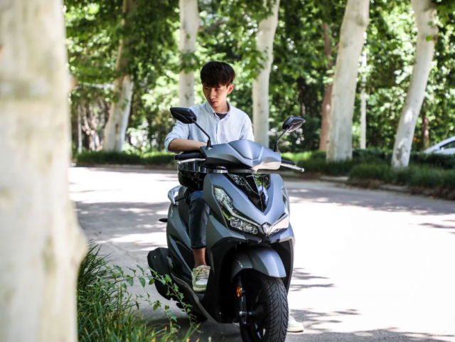 VRS150 2025 so huu dan chan ngang tam Honda SH nhung gia chua toi 50 trieu - 24