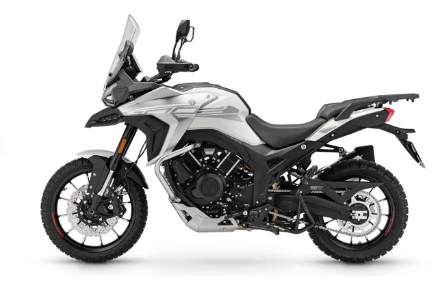 Morbidelli T1002V lai tap giua Tiger 1200 va VStrom 1050 ra mat voi gia ngang SH350i - 5