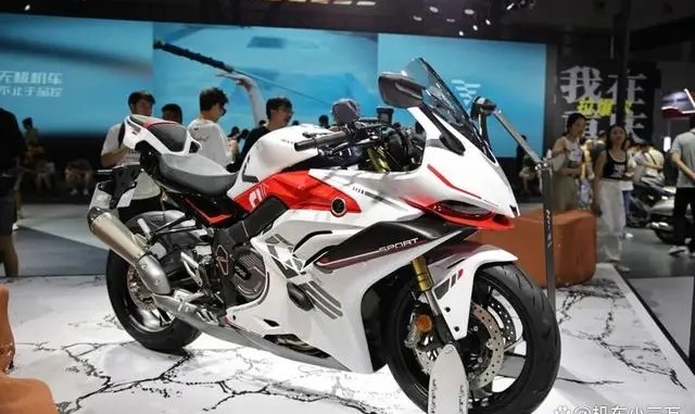 AE tin khong Sportbike 4 xylanh hon 660cc gia re hon nhieu khi so Honda SH350i