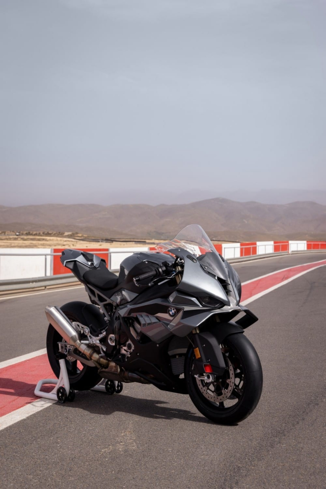 BMW S1000RR 2025 chuyen minh voi thiet ke bat doi xung da tro lai roi ne AE - 5