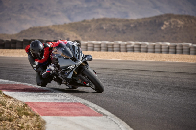 BMW S1000RR 2025 chuyen minh voi thiet ke bat doi xung da tro lai roi ne AE - 15