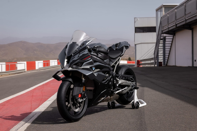 BMW S1000RR 2025 chuyen minh voi thiet ke bat doi xung da tro lai roi ne AE - 23