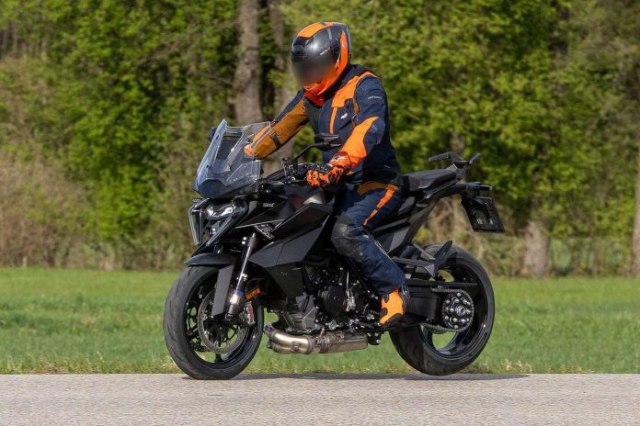 Qua hap dan voi Demo KTM 1390 Super Duke GT lo dien truoc khi ra mat thuc te - 3