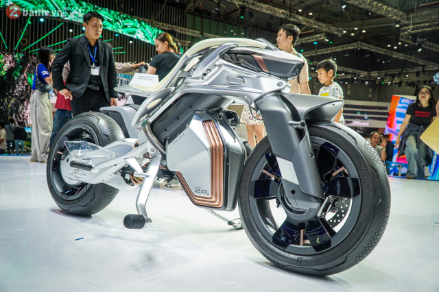 Can canh Yamaha MOTOROiD 2 gop vui tai VMS 2024 truoc su bat ngo cua anh em tham quan - 3
