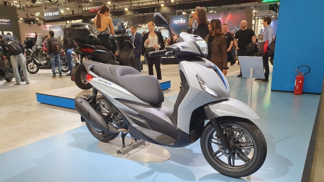 Chia se voi anh em Piaggio Beverly 310 2025 tai EICMA 2024 Manh hon nho tang dung tich dong co - 4