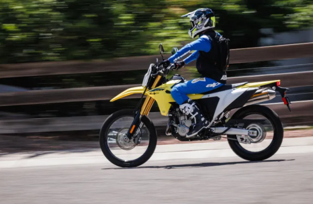 Suzuki DRZ400S va DRZ400SM 2025 lo dien voi ngoai hinh kem nhieu nang cap moi me ne AE - 11