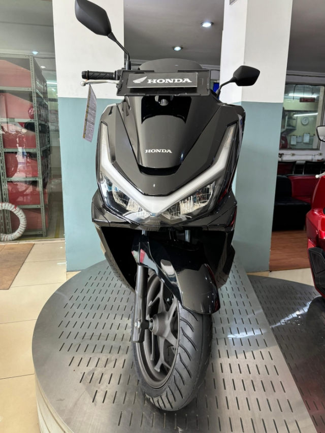 Hinh anh thuc te cua Honda PCX 160 2025 o dai ly Dau xe moi qua ngau cho ngay co mat tai Viet Nam - 3
