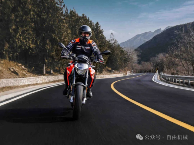 Aprilia Shiver 900 da tro lai voi dien mao moi kich thich nguoi ham mo - 3