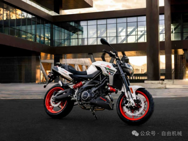 Aprilia Shiver 900 da tro lai voi dien mao moi kich thich nguoi ham mo - 5