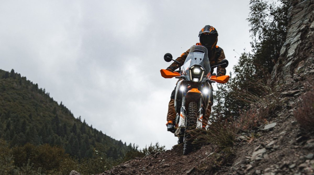 KTM 250 Adventure 2025 duoc cai tien sau khi nhan nhieu che trach tu ban cu - 3