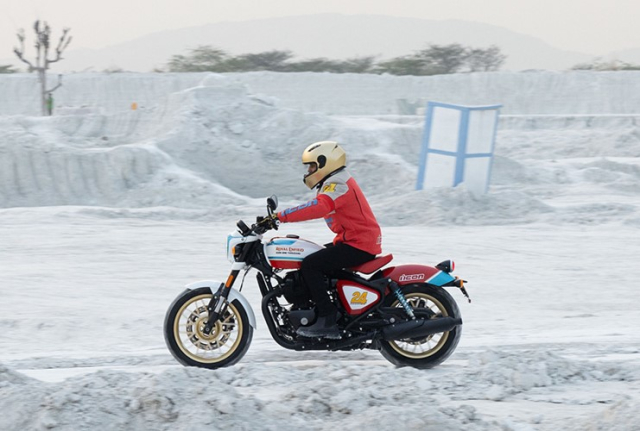 Royal Enfield Shotgun 650 Phien ban gioi han voi ngoai hinh chat nhu nuoc cat lo dien - 8