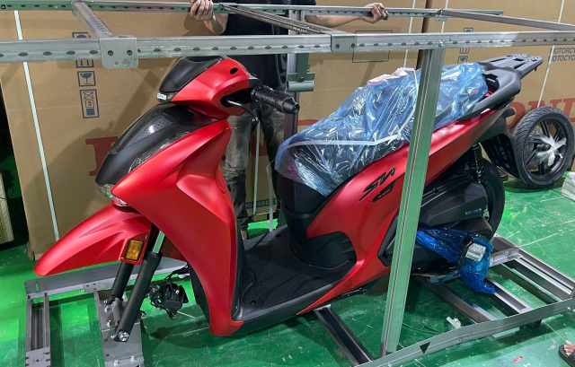 Bat ngo chua Honda SH350i nhap Y xuat hien tai Viet Nam voi 4 mau khac biet phien ban o nuoc ta - 3