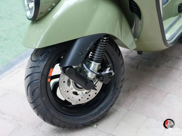 Chi tiet Vespa GTV300 2025 vua ra mat Toi co dien nhung toi khong loi thoi - 9